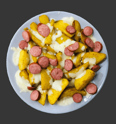 Картопля запечена з ковбасками та сиром